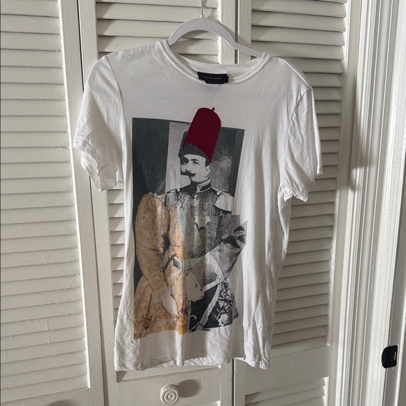 les benjamins Other - Les Benjamins Men's Graphic White T-Shirt with Red Accent size xs